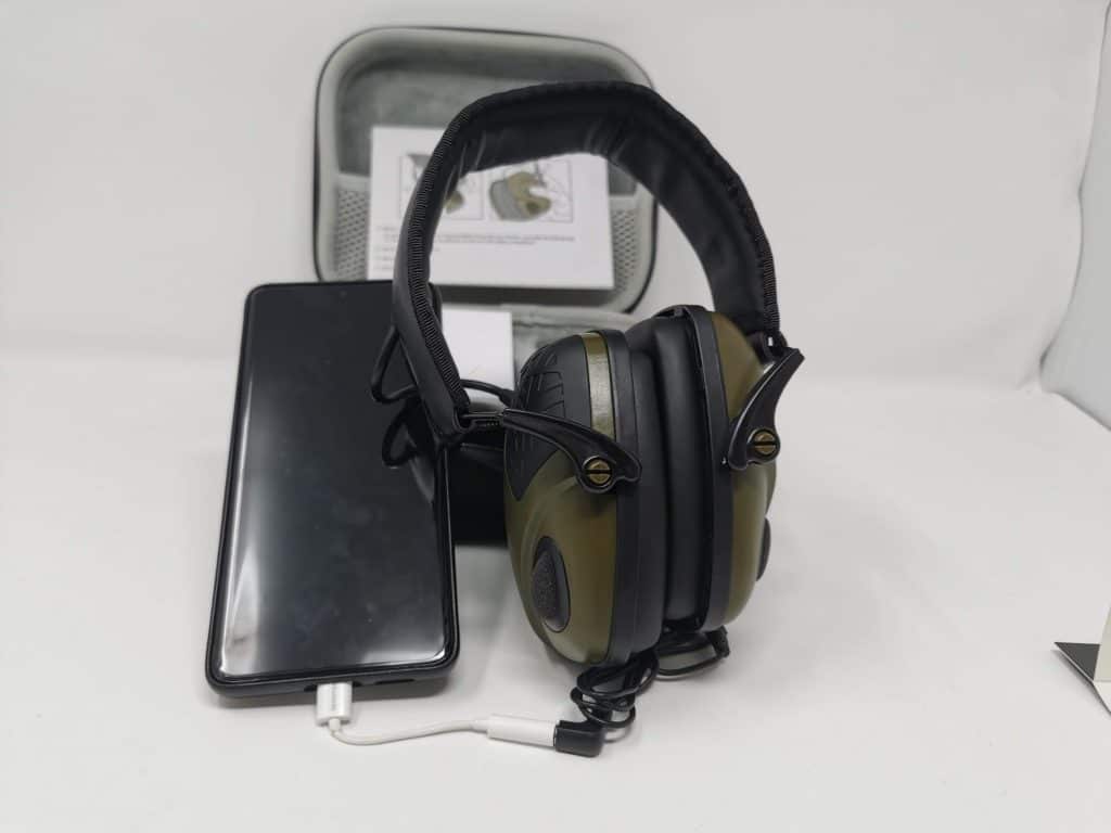 Gehörschutz für Jäger und Sportschützen lässt sich im Test mit Handy verbinden.
